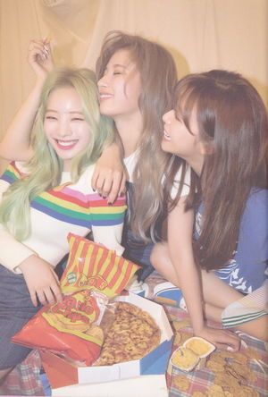 Photo : Dahyun, Sana & Jeongyeon