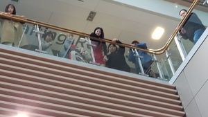 Photo : Jeongyeon watching a fansign from the second floor