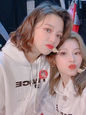 Photo : Jeongyeon & Sana