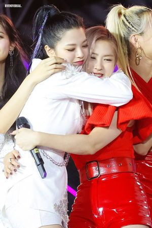 Photo : Jeongyeon hugging ITZY Ryujin