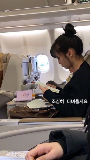 Photo : Twicetagram Story Update - Momo reading fan letters on the plane