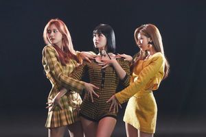 Photo : Tzuyu, MoMo and Sana