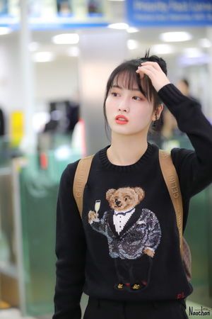 Photo : Hirai Momo at the airport