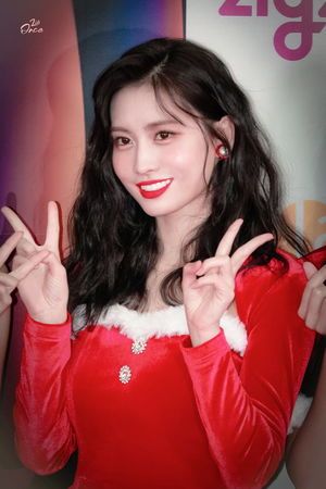 Photo : Momo in red