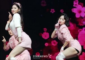 Photo : Sana and Momo