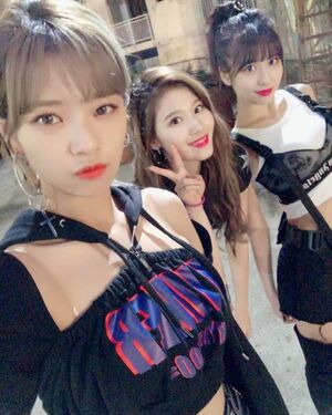 Photo : Jeongyeon, Sana & Momo