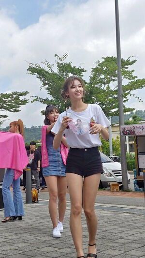 Photo : Sana and Momo