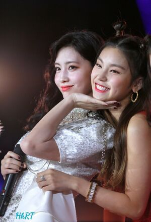 Photo : Momo and her baby Yeji!
