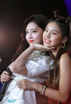 Photo : Momo and her baby Yeji!