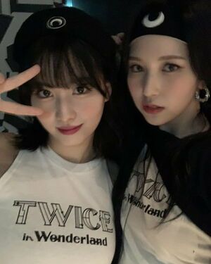 Photo : Momo and Mina