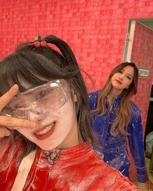 Photo : Momo and Mina