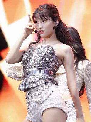 Photo : Momo stage presence