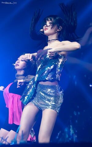 Photo : Gorgeous Momo & Jihyo!