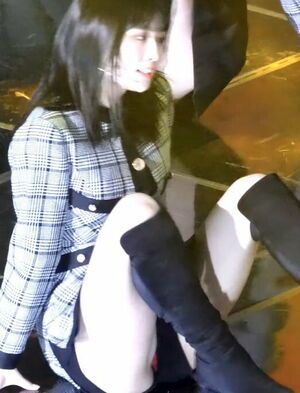 Photo : TWICE - Momo wearing red