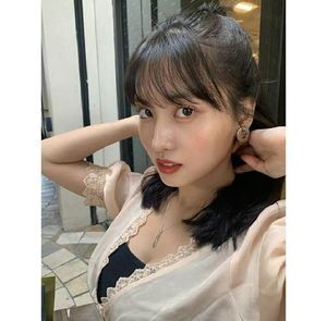 Photo : Hirai Momo aka goddess