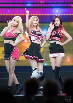 Photo : Sana, mina and momo