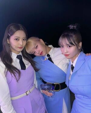 Photo : Tzuyu, Jeongyeon, Momo