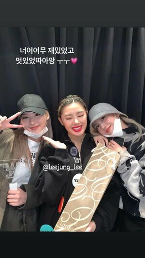 Photo : Twicetagram Story Update - Momo and Sana selca with Lee Jung Lee