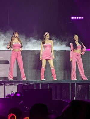 Photo : Hello crew (Nayeon, Momo and Chaeyoung)