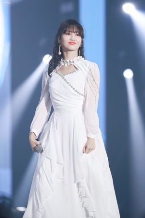 Photo : Momo in white