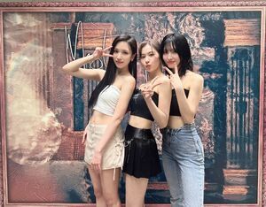 Photo : Mina, Sana and MoMo