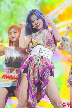 Photo : Momo with blue hair feat. Sana