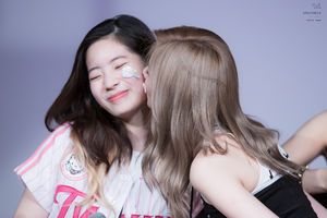 Photo : Sana kissing her Dahyun!