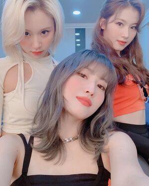 Photo : Momo, Sana & Chaeyoung!
