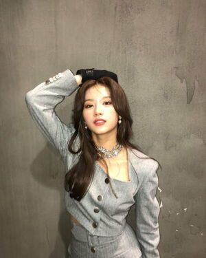 Photo : Stunning Sana