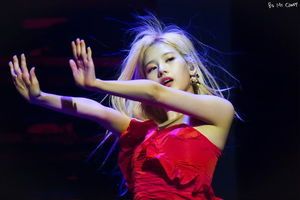 Photo : Sana in red