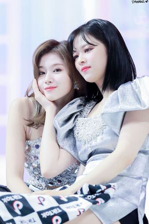 Photo : Sana being soft with Jeongyeon!