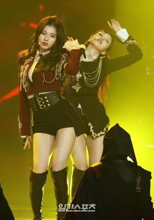 Photo : Sana and Mina