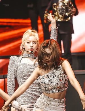 Photo : Sana abs (ft. Dahyun)