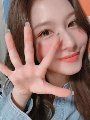 Photo : Sana looking pretty cute!
