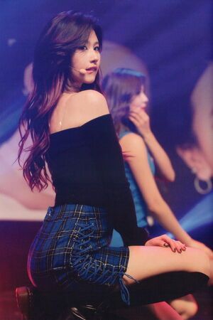 Photo : Stunning Sana