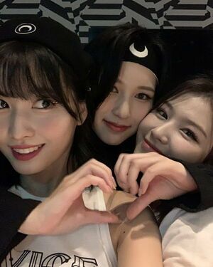 Photo : Momo, Sana and Mina
