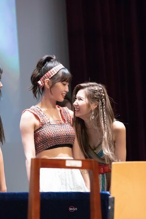 Photo : Happy Sana & Momo!