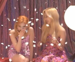 Photo : Sana and Mina having a laugh