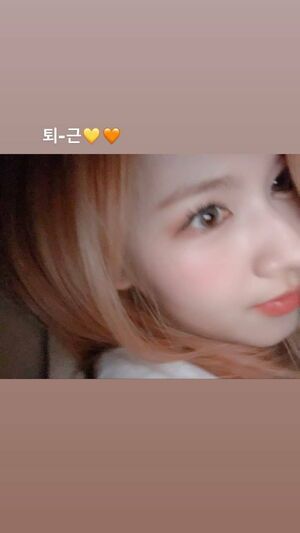 Photo : Twicetagram story update - Sana "Leaving work "