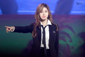 Photo : Sana saw something weird :o