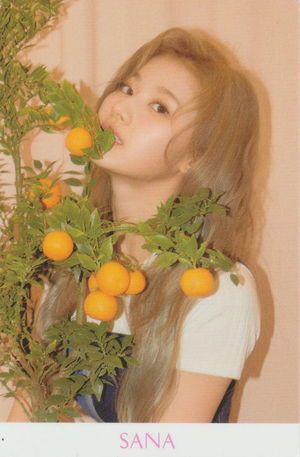Photo : Sana eating oranges