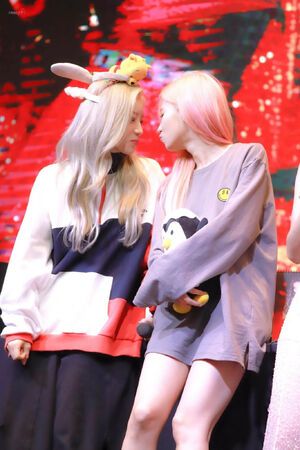Photo : Sana and her Dahyun!