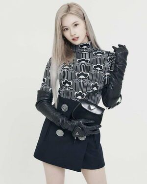 Photo : Twicetagram update - Stunning Sana