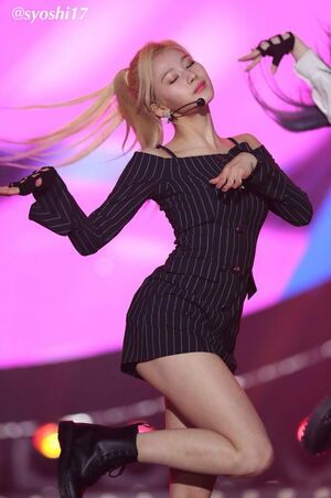 Photo : Twice - Sana , throwback to her thighs
