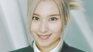 Photo : Sana having impure thoughts