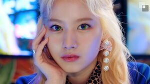 Photo : Rainbow eyes Sana