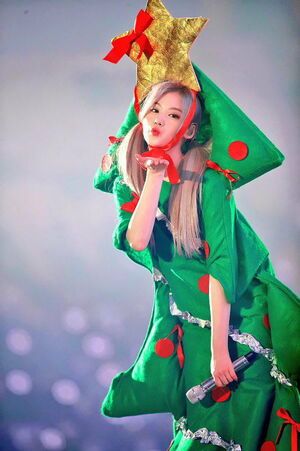 Photo : Sana is the cutest Christmas tree