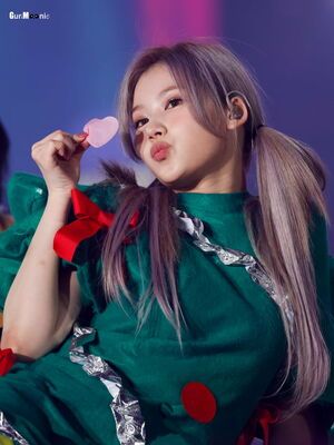 Photo : Sana sending a heart