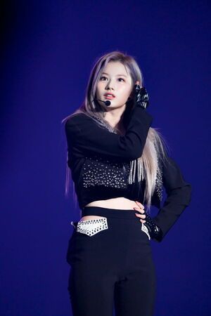 Photo : Stunning Sana