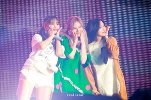 Photo : J-Line (Momo, Sana and Mina)